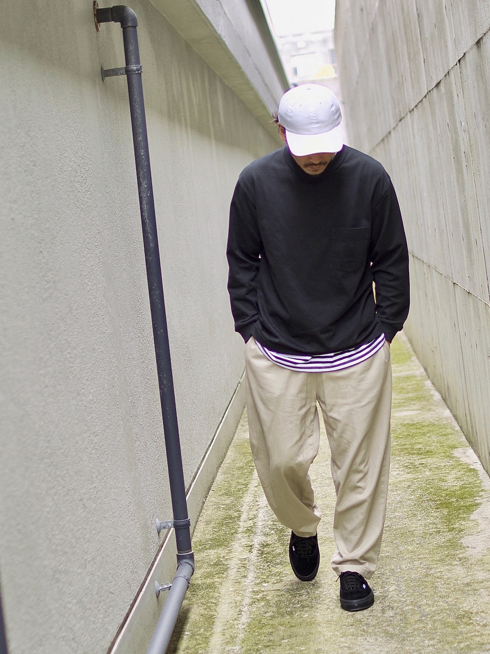 「休日スタイル、Tシャツ、VANS、スニーカー、ワイドパンツ、シェフパンツ」｜「nanamicaのアイテム（Tシャツ/カットソー、ホワイト系）」を使った、ひでぼうさん（メンズ・173cm）の春コーディネートの1枚目の写真
