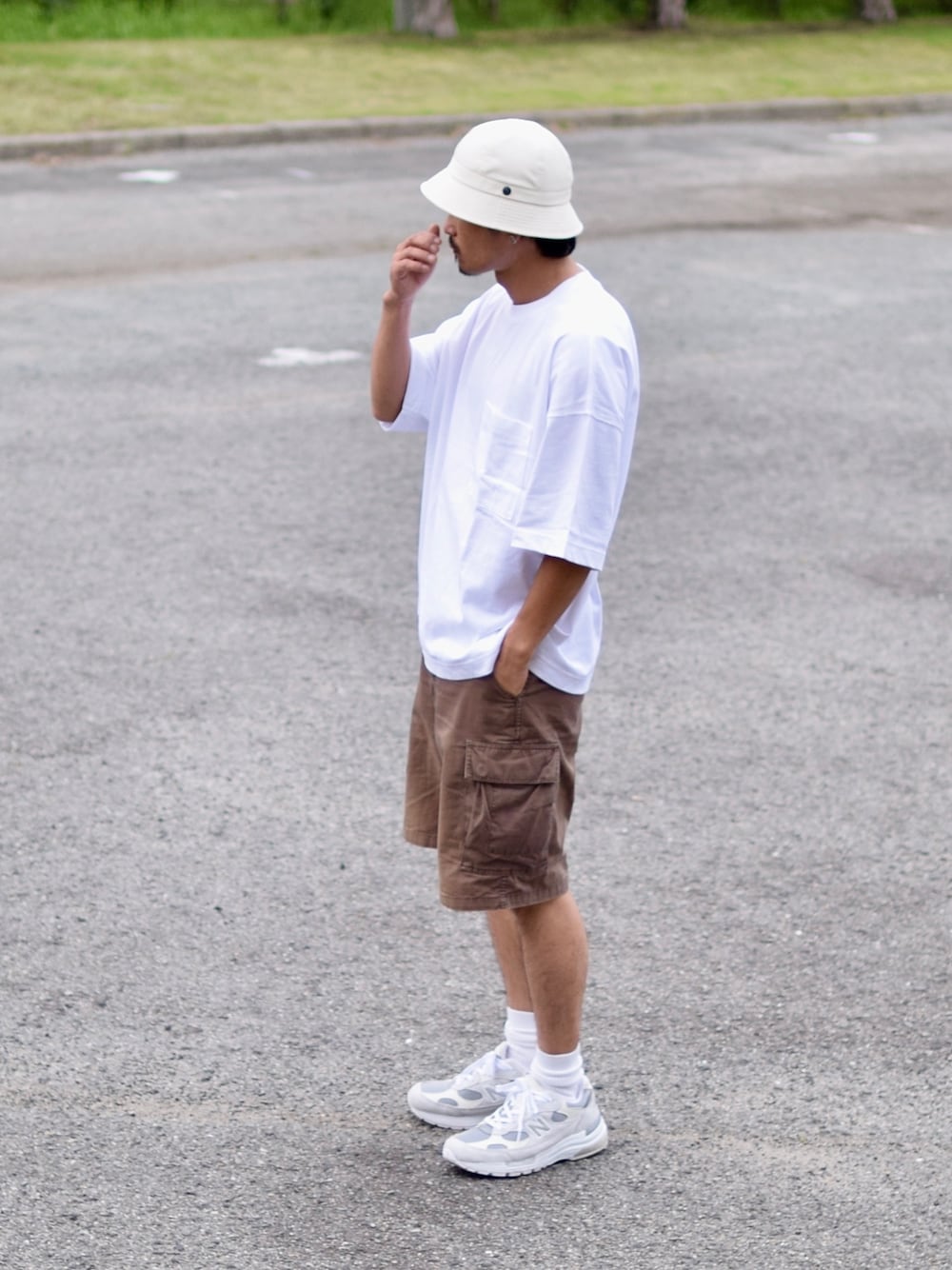 「シンプルコーデ、オーバーサイズ、白スニーカー、ビッグT、夏」｜「STUSSYのアイテム（カーゴパンツ、ブラウン系）」を使った、ひでぼうさん（メンズ・173cm）の夏コーディネートの1枚目の写真