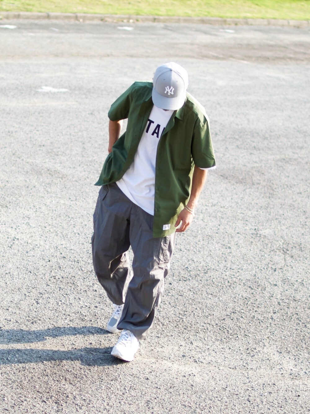 「シャツスタイル、New Balance、カーゴパンツ、スニーカーコーデ、白スニーカー、カーキ、グレー、ビッグシルエット」｜「WTAPSのアイテム（シャツ/ブラウス、グリーン系）」を使った、ひでぼうさん（メンズ・173cm）の夏コーディネートの1枚目の写真