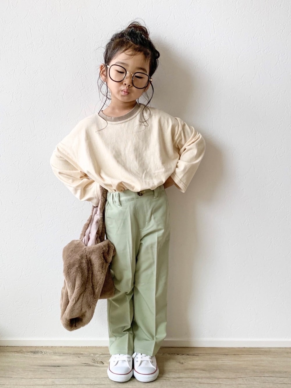 グリーン系のその他パンツ、ベージュ系のTシャツ/カットソー、ホワイト系のスニーカーを着用したキッズの秋コーディネートの1枚目の写真