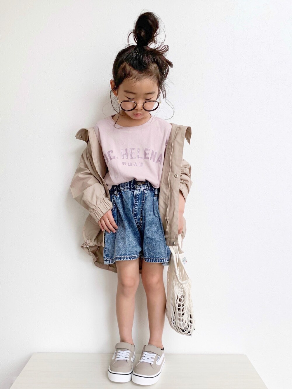 ピンク系のTシャツ/カットソー、ブルー系のその他パンツ、ベージュ系のブルゾンを着用したキッズの春コーディネートの1枚目の写真