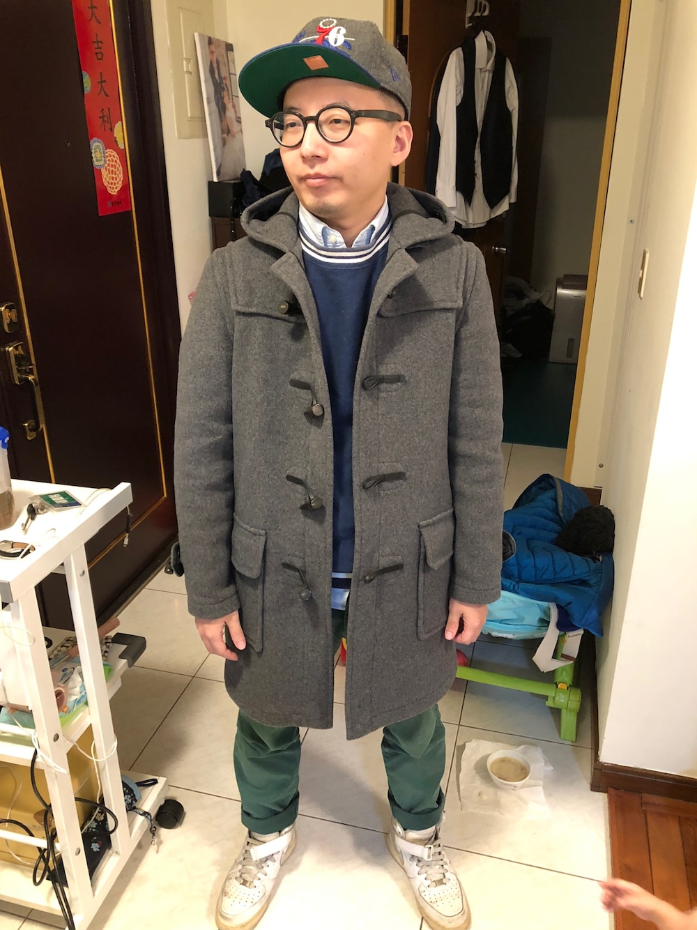 「BEAMSのGLOVERALL / 別注 ダッフルコート（ダッフルコート、グレー系）」を使った、小肉圓さん（メンズ・164cm）の秋コーディネートの1枚目の写真