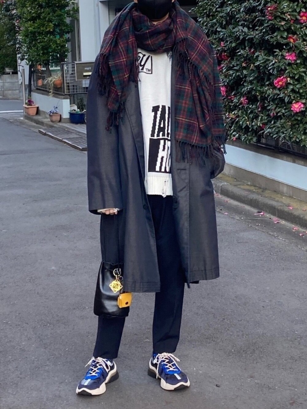 「冬コーデ、休日スタイル、スラックス、スニーカー、ロングコート、巾着バッグ、私の推しブランド」｜「UNIQLOのアイテム（マフラー、グリーン系）」を使った、junnnさん（メンズ・168cm）の冬コーディネートの1枚目の写真
