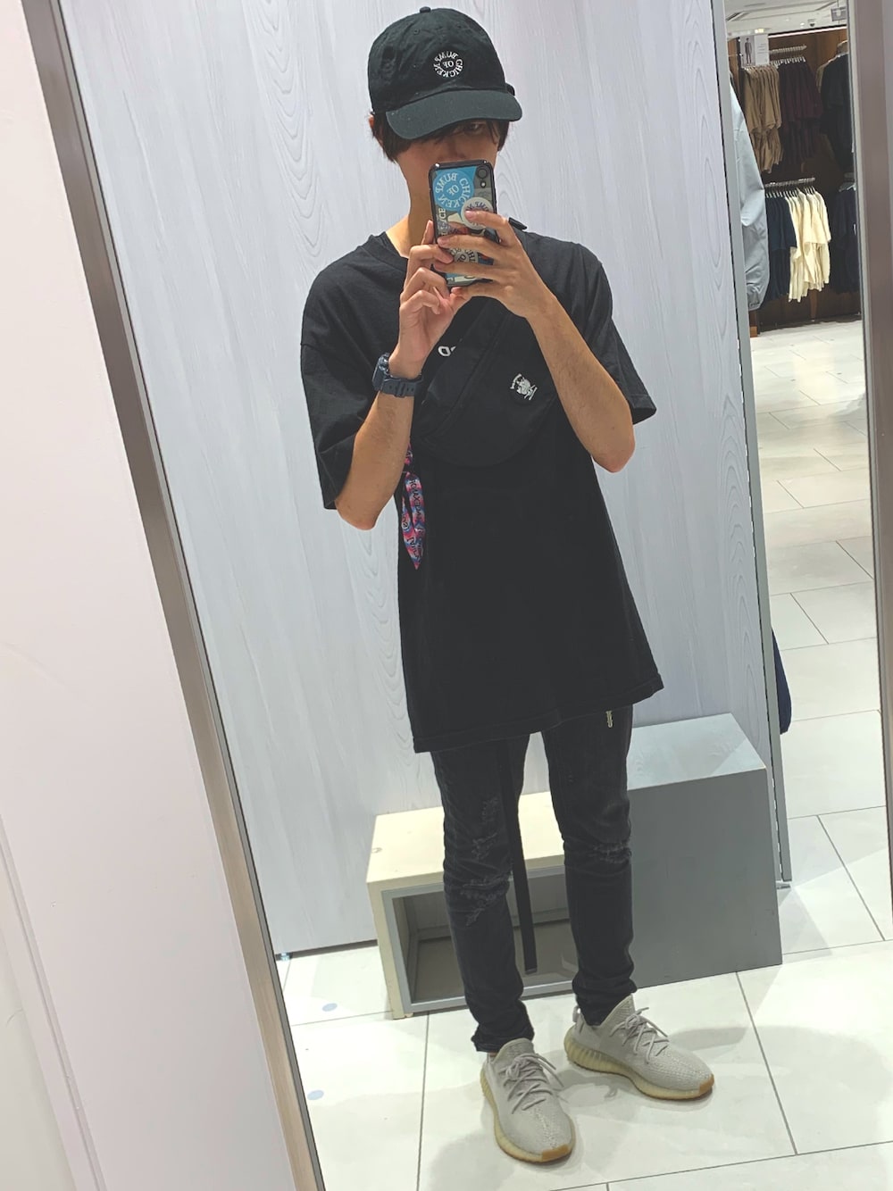 「オールブラック、ksubi、スキニーデニム、スキニー、BUMP OF CHICKEN、キャップ、yeezyboost、Tシャツ、スニーカー、ストリート」｜「KSUBIのKsubi - ダメージ スキニージーンズ - women - コットン/ポリエステル/スパンデックス - 30（デニムパンツ、ブラック系）」を使った、ryuさん（メンズ・171cm）の夏コーディネートの1枚目の写真