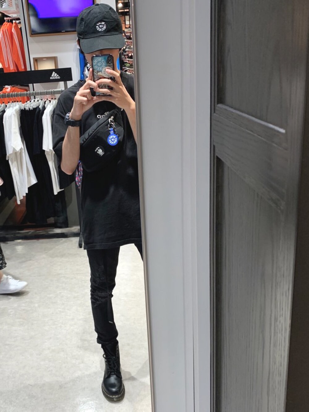 「Tシャツ、Dr.Martens、オールブラック、キャップ、BUMP OF CHICKEN、ショルダーバッグ、スキニーデニム、ksubi、ブーツ」｜「ANTI SOCIAL SOCIAL CLUBのアイテム（Tシャツ/カットソー、ブラック系）」を使った、ryuさん（メンズ・171cm）の夏コーディネートの1枚目の写真