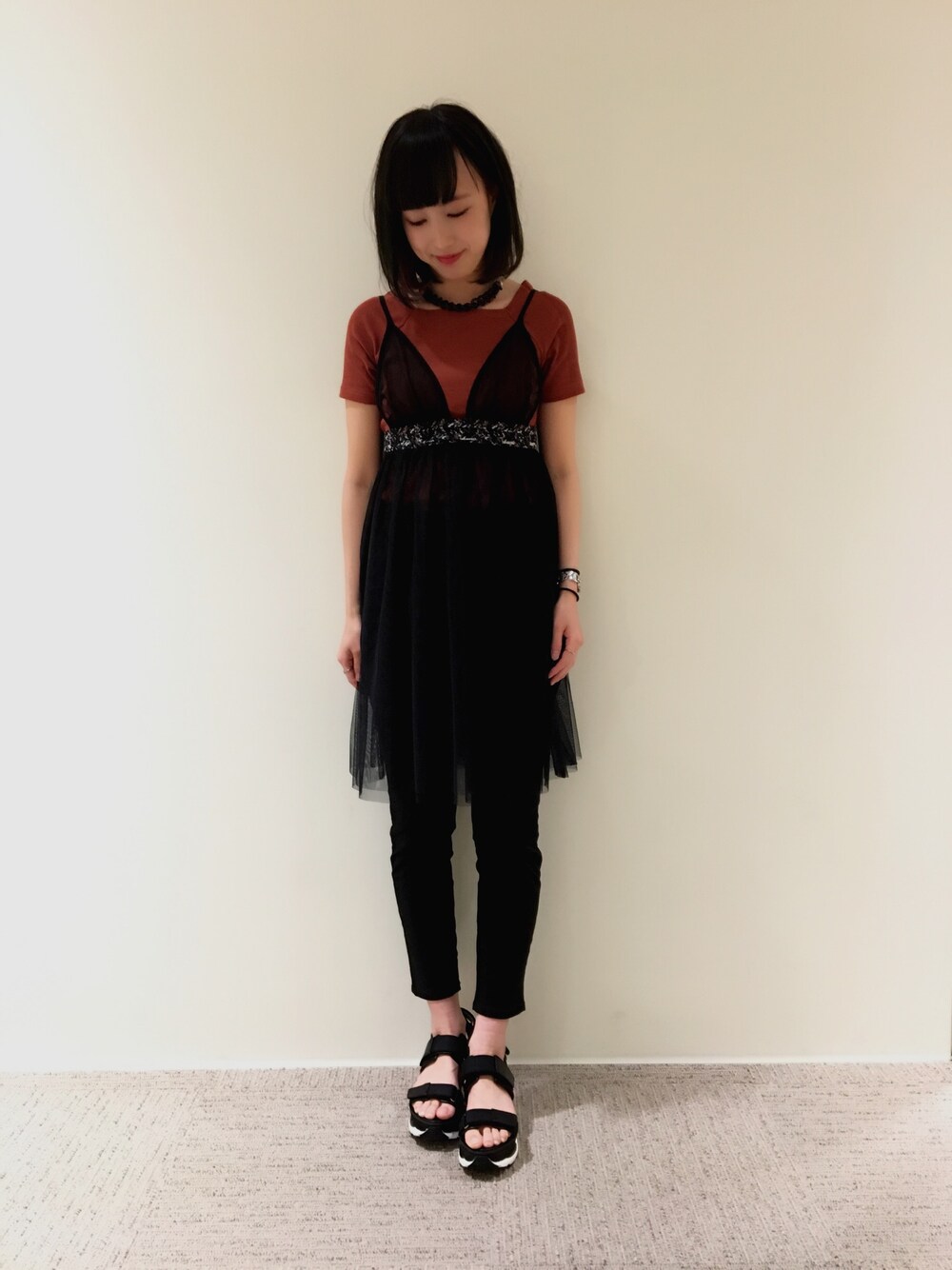 ブラウン系のTシャツ/カットソー、ブラック系のワンピース、ブラック系のその他パンツを着用したレディースの夏コーディネートの1枚目の写真