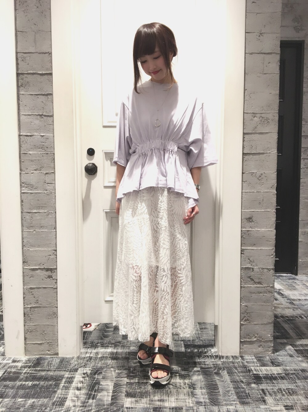 パープル系のTシャツ/カットソー、ホワイト系のスカート、レッド系のサンダルを着用したレディースの春コーディネートの1枚目の写真