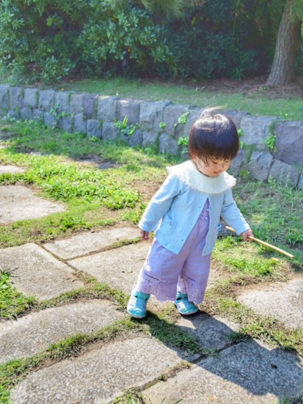 「petit mainのレース付き切替えオールインワン（つなぎ/オールインワン、パープル系）」を使った、m&7さん（キッズ・80cm）の夏コーディネートの1枚目の写真