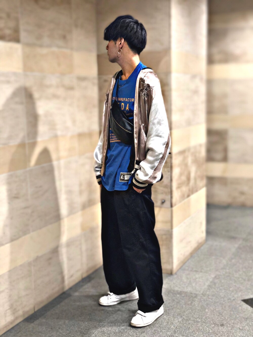 「カジュアルコーデ、ゆるコーデ、黒、スニーカーコーデ、ワイドパンツ、Tシャツ、ロンT、ootd、ストリート、HARE」｜「adidas Originalsのアイテム（スニーカー、ホワイト系）」を使った、とむそーやさん（メンズ・178cm）の春コーディネートの1枚目の写真