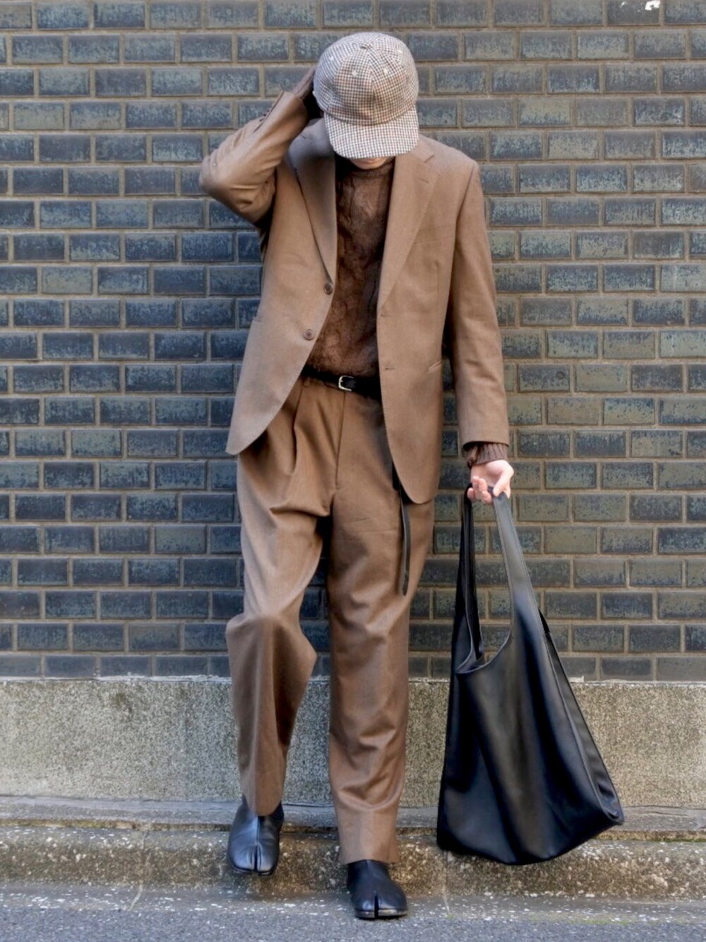 ブラウン系のニット/セーター、ブラウン系のテーラードジャケット、ブラウン系のスラックスを着用したメンズの冬コーディネートの1枚目の写真