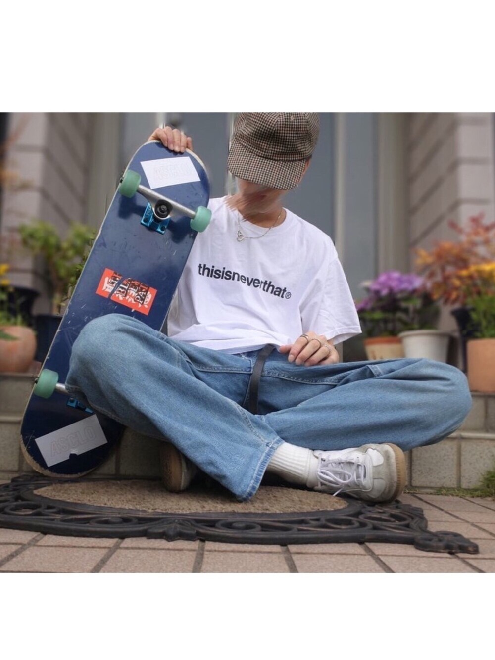 ホワイト系のTシャツ/カットソー、ブルー系のデニムパンツ、ホワイト系のスニーカーを着用したメンズの春コーディネートの1枚目の写真