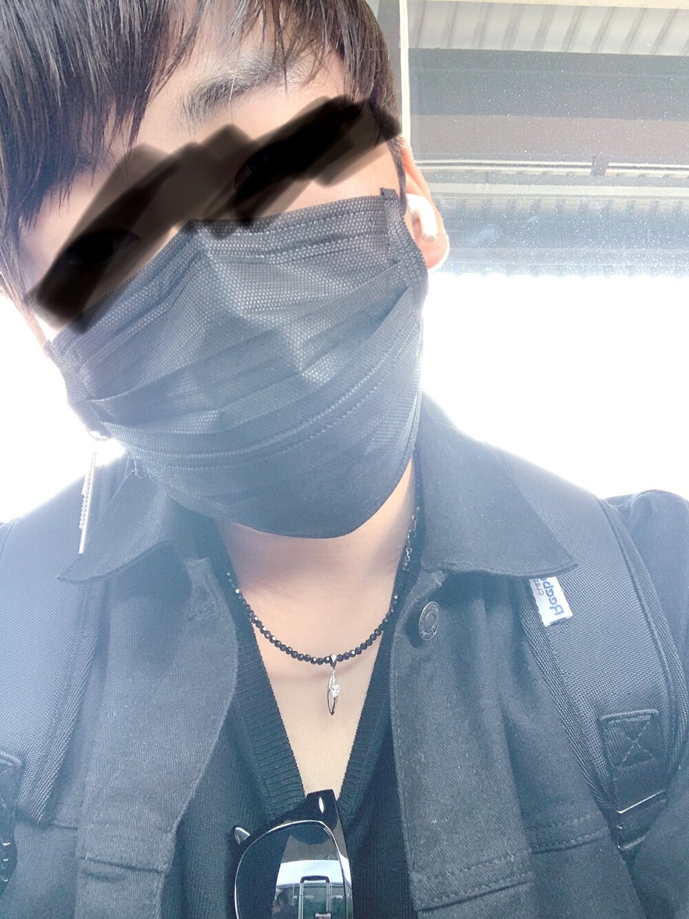 「黒コーデ、黒」｜「Right-onのアイテム（デニムジャケット、ブラック系）」を使った、野原しんのすけさん（メンズ・170cm）の春コーディネートの1枚目の写真