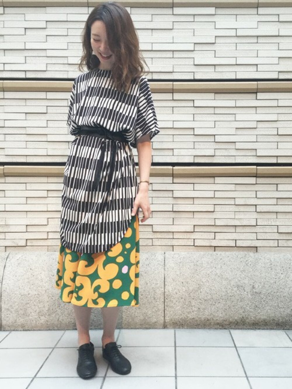 「スカート、ブラック、黒、marimekko、レースアップシューズ、大人カジュアル、マリメッコ、ウエストマーク、柄スカート、柄ワンピース」｜「marimekkoのMINI TAITE JERSEY / KATARIINA DRESS（ワンピース、ブラック系）」を使った、staff2さん（レディース・160cm）の春コーディネートの1枚目の写真