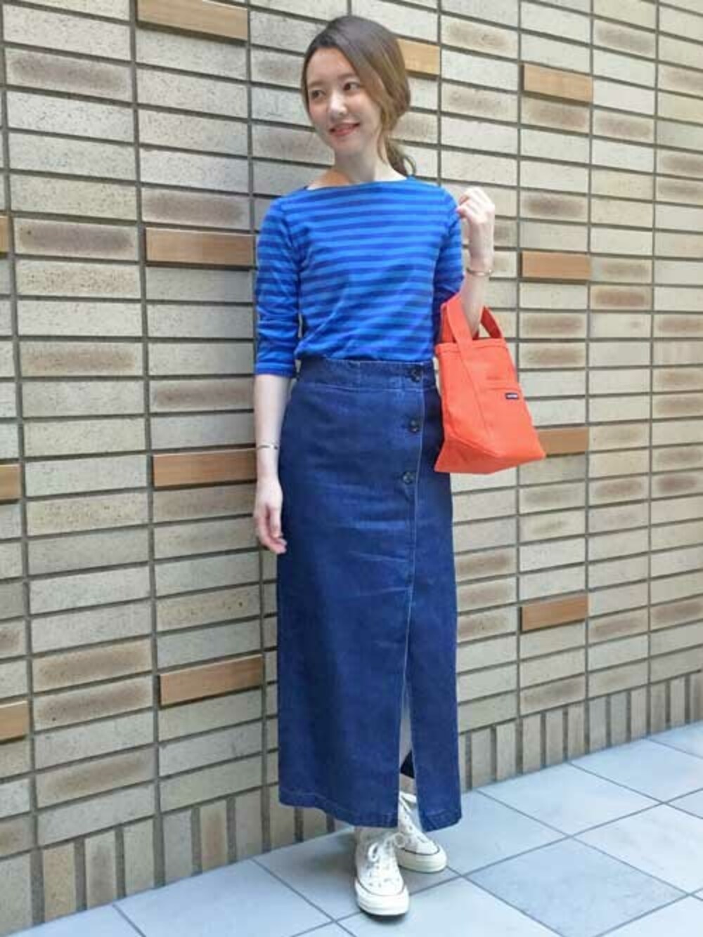 「コンバース、トートバッグ、ボーダー、marimekko、デニムスカート、大人カジュアル、マリメッコ、ロングスカート、はるコーデ、タサライタ1968」｜「marimekkoのTasaraita / ILMA（Tシャツ/カットソー、ブルー系）」を使った、staff2さん（レディース・160cm）の春コーディネートの1枚目の写真