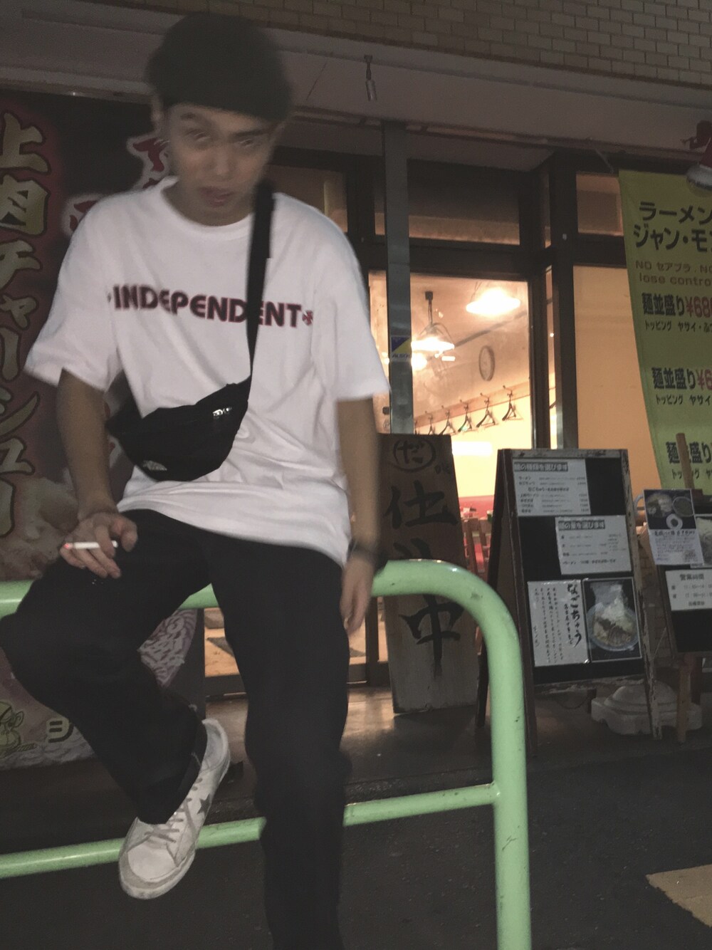 「wearhalloween2017、秋のコーデ、シンプル、スケータースタイル」｜「INDEPENDENTのINDEPENDENT / クロスバー ロゴTシャツ（Tシャツ/カットソー、ホワイト系）」を使った、yusukeさん（メンズ・50cm）の秋コーディネートの1枚目の写真