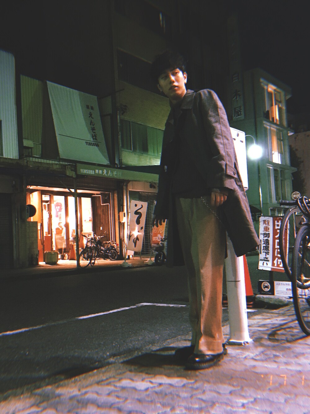 「秋のコーデ、シンプル、ゆるコーデ、ootd、プチプラ、冬」｜「AURALEEのアイテム（チェスターコート、ブラウン系）」を使った、yusukeさん（メンズ・50cm）の秋コーディネートの1枚目の写真