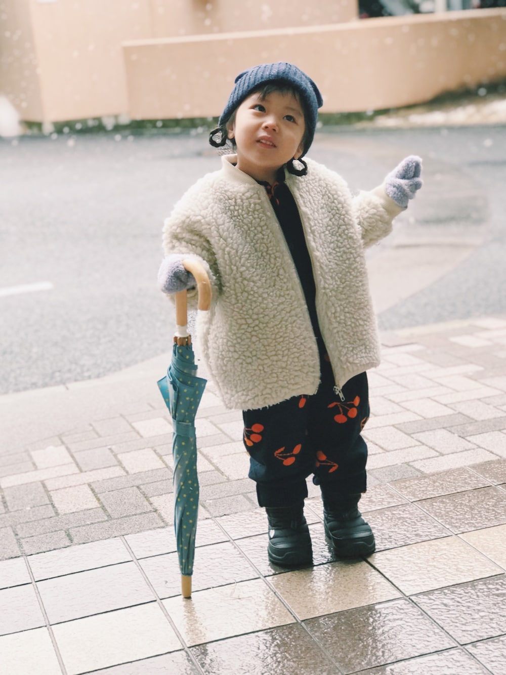 「雪、雪の日、スノーブーツ、ヌプシ、THE NORTH FACE、tinycottons、雨の日コーデ、キッズコーデ、ボア、女の子」｜「tinycottonsのアイテム（ジャケット/アウター、ホワイト系）」を使った、まいまいさん（キッズ・90cm）の冬コーディネートの1枚目の写真