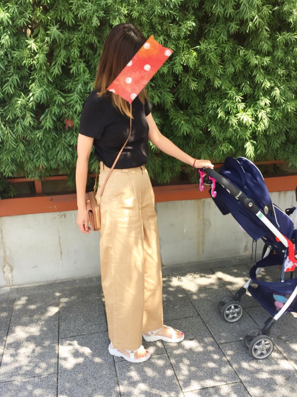 「オトナカジュアル、ママコーデ、プチプラコーデ、UNIQLO、ワイドパンツ、ベージュ、黒、シンプルコーデ、リブT、クルーネック」｜「UNIQLOのWOMEN リブクルーネックT（半袖）（Tシャツ/カットソー、ブラック系）」を使った、かをさん（レディース・160cm）の夏コーディネートの1枚目の写真