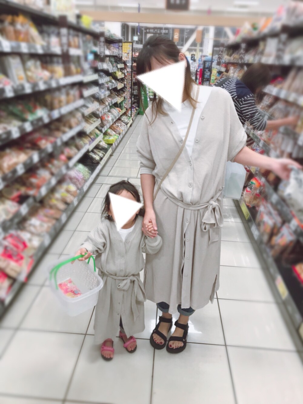 「親子コーデ、親子でおそろい、シンプル、大人カジュアル、ママコーデ、チャオパニックティピー(CIAOPANIC TYPY)」｜「CIAOPANIC TYPYの【3WAY】サーマルマキシワンピース（ワンピース、グレー系）」を使った、かをさん（レディース・160cm）の夏コーディネートの1枚目の写真