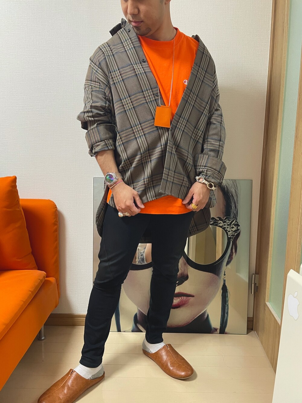 「これが私をアゲる服、おしゃれさんと繋がりたい、デート、オレンジ、夏」｜「Championのアイテム（Tシャツ/カットソー、オレンジ系）」を使った、ハヤオさん（メンズ・170cm）の春コーディネートの1枚目の写真