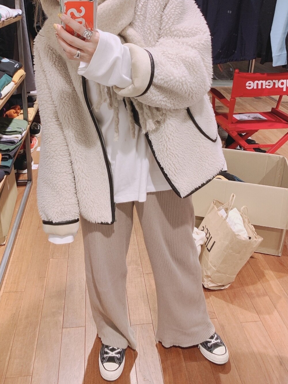 「年末WEAR感謝祭、大人カジュアル、ホワイトコーデ、ボア、TODAYFUL、Ungrid、コンバース、ワントーンコーデ、リブパンツ」｜「TODAYFULのボリュームニットマフラー（マフラー、ベージュ系）」を使った、manachin◡̈*さん（レディース・156cm）の冬コーディネートの1枚目の写真