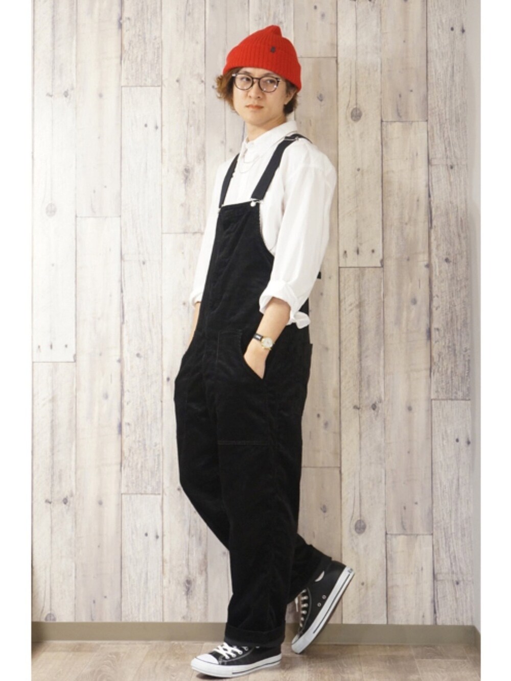 「オーバーオール、モノトーン、ユニクロ、RAGEBLUE、白シャツ、赤ニット帽、おしゃれさんと繋がりたい、ootd、秋のコーデ、めがね」｜「RAGEBLUEのコーデュロイオーバーオール/892821（サロペット/オーバーオール、ブラック系）」を使った、takutowear1さん（メンズ・176cm）の秋コーディネートの1枚目の写真