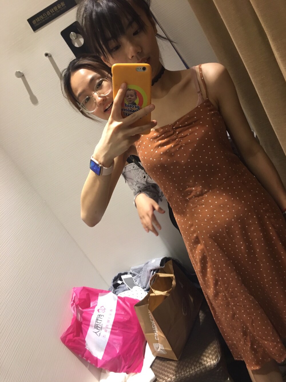 ブラウン系のジャンパースカートを着用したレディースの春コーディネートの1枚目の写真