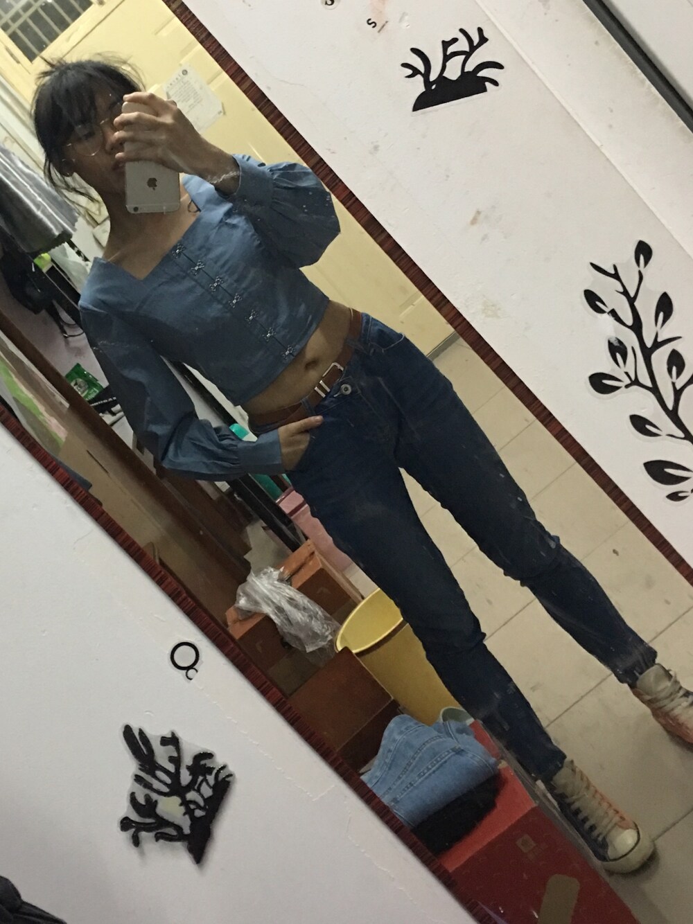 ブルー系のシャツ/ブラウスを着用したレディースの夏コーディネートの1枚目の写真