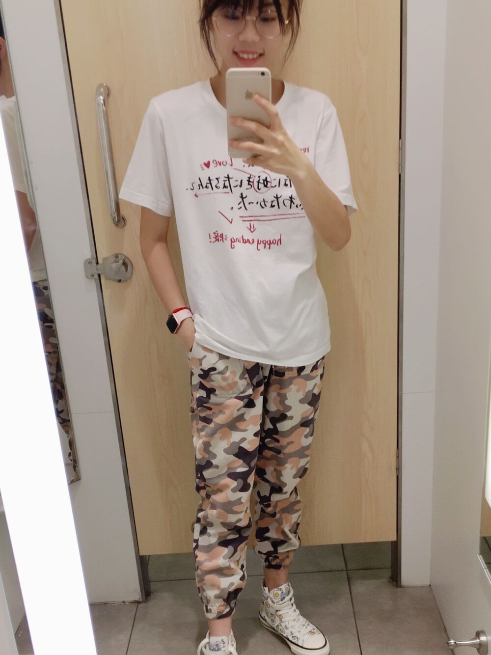 ホワイト系のTシャツ/カットソーを着用したレディースの夏コーディネートの1枚目の写真