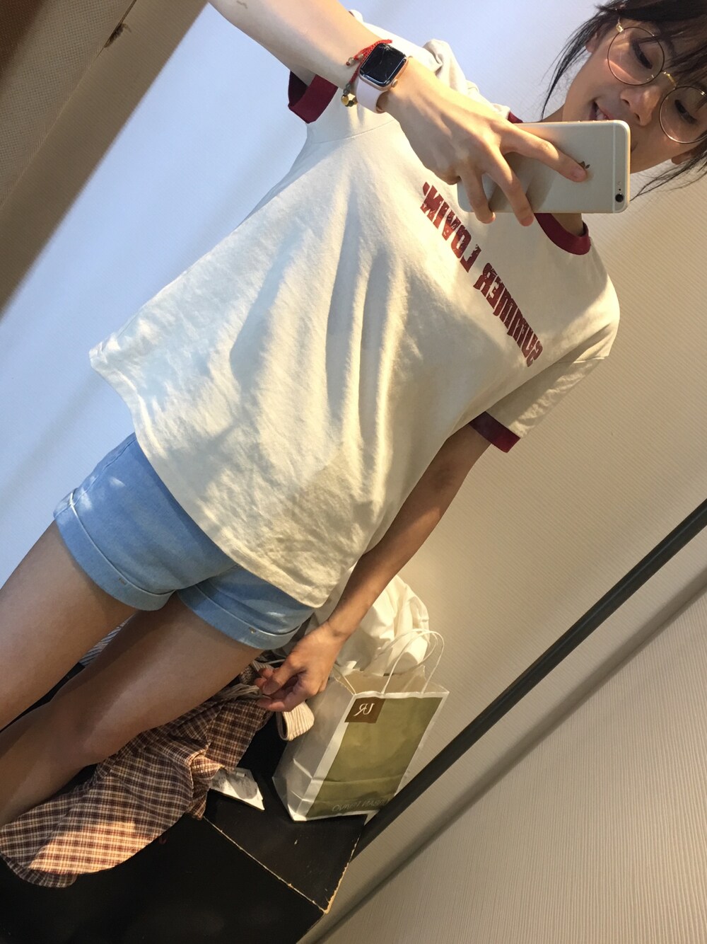 ベージュ系のTシャツ/カットソーを着用したレディースの夏コーディネートの1枚目の写真