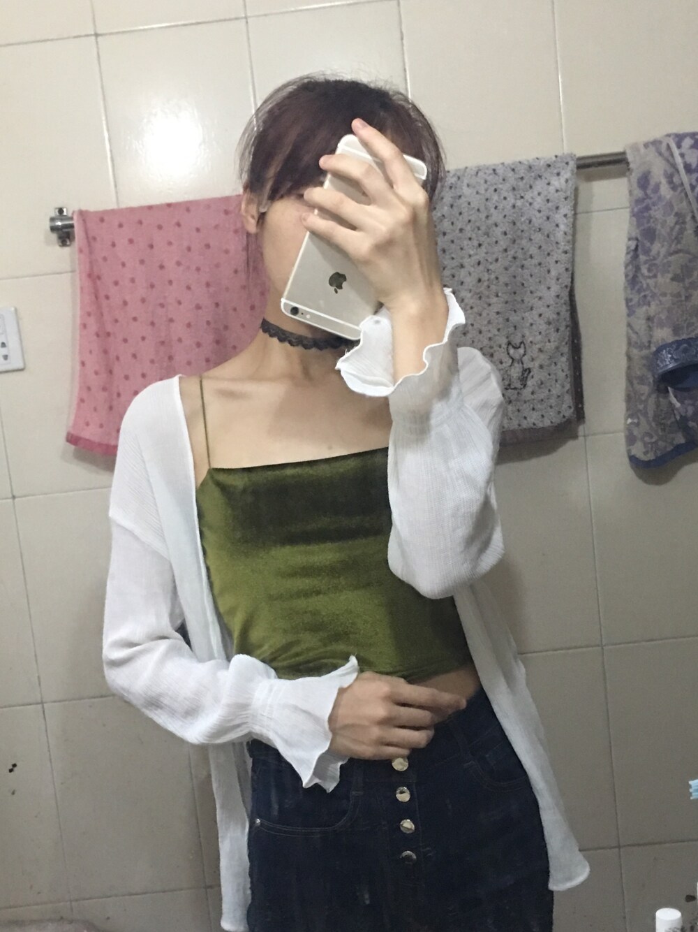 ホワイト系のアンサンブル、グリーン系のキャミソール、ブルー系のデニムパンツを着用したレディースの夏コーディネートの1枚目の写真