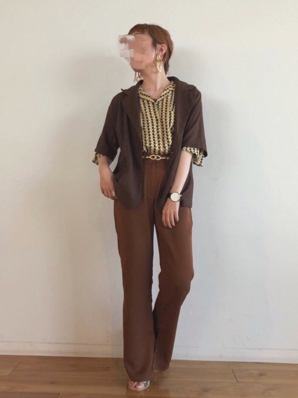 ブラウン系のテーラードジャケット、イエロー系のシャツ/ブラウス、ブラウン系のその他パンツを着用したレディースの夏コーディネートの1枚目の写真