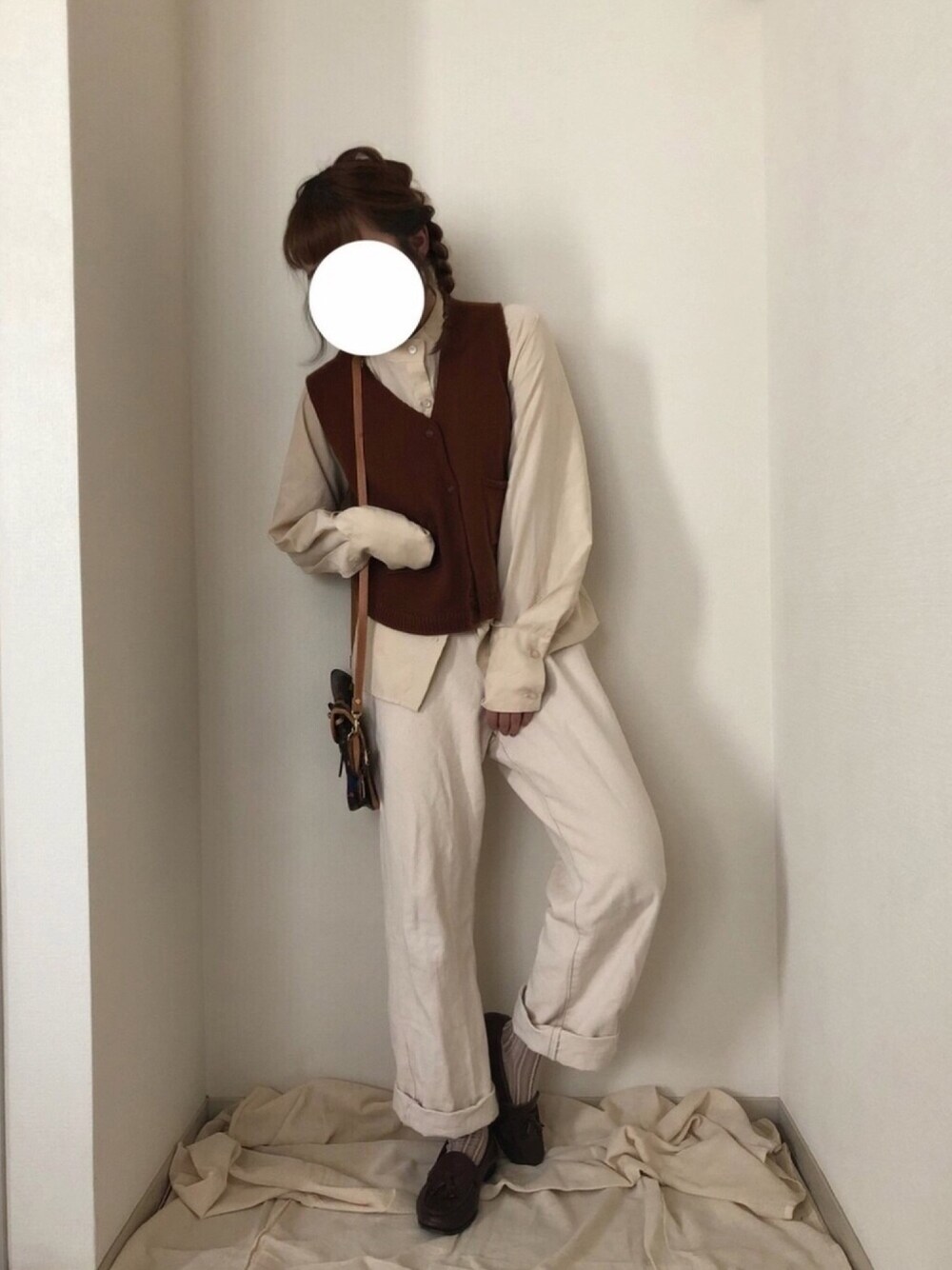 ホワイト系のシャツ/ブラウス、ホワイト系のデニムパンツ、ブラウン系のローファーを着用したレディースの秋コーディネートの1枚目の写真
