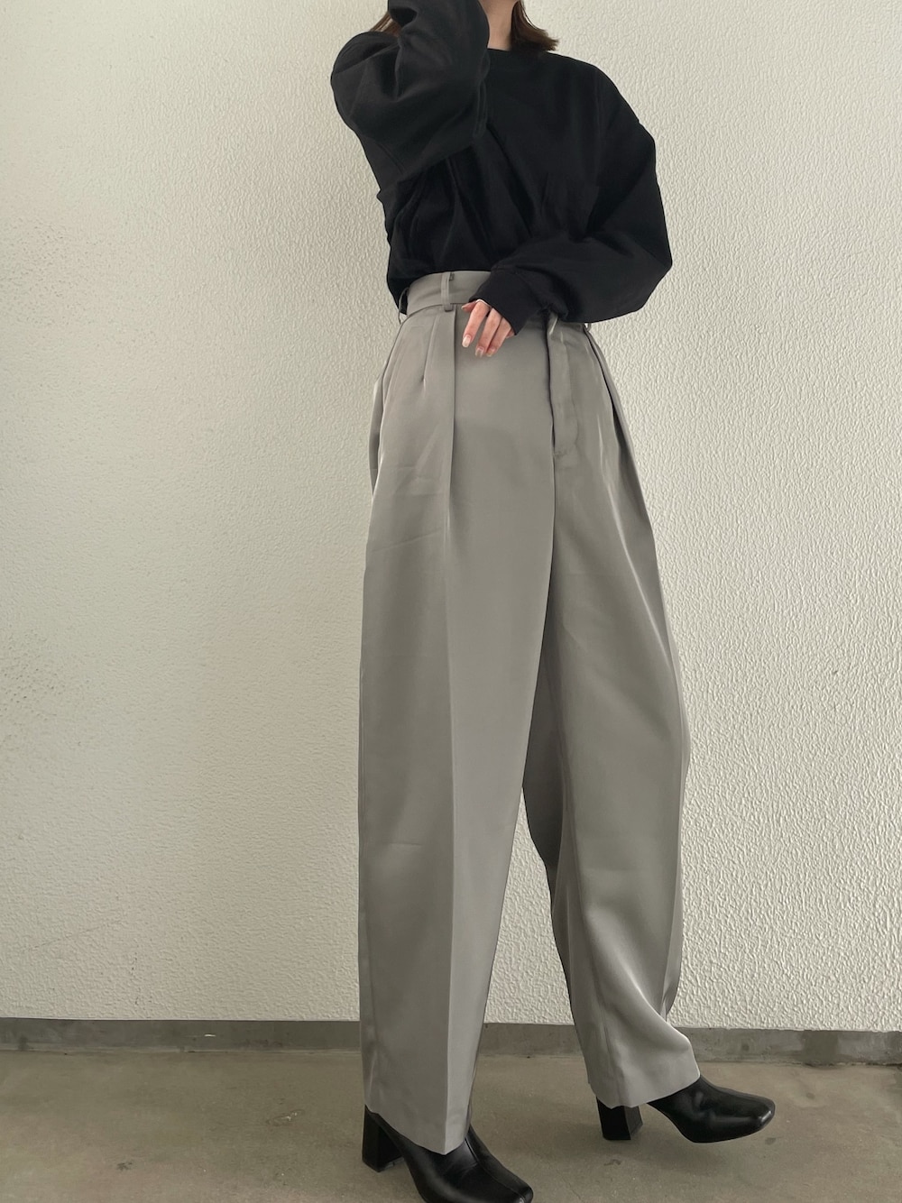 「ラクチンコーデ、ゆるコーデ、モノトーンコーデ、シンプルコーデ、今日のコーデ、UNIQLO、SLY」｜「UNIQLOのクルーネックＴ（長袖）（Tシャツ/カットソー、ブラック系）」を使った、goessmeowさん（レディース・162cm）の春コーディネートの1枚目の写真