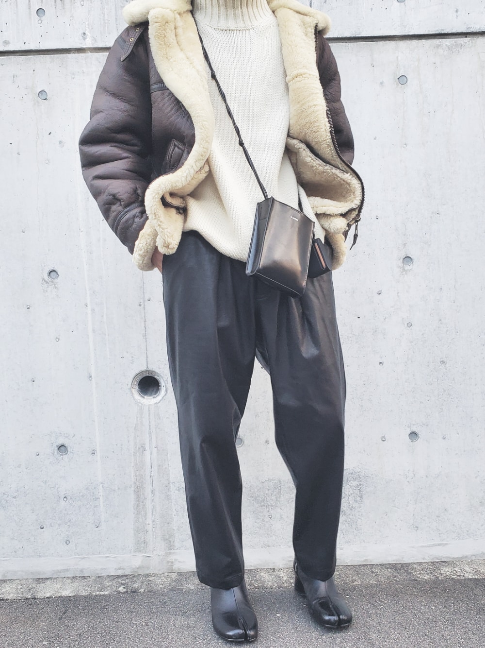 「ニット、レザーパンツ、stein、JILSANDER、冬コーデ、古着、シンプル、大人カジュアル、フォローミー、いいね、save、フォローお願いします🤑」｜「JIL SANDERのアイテム（バッグ、ブラック系）」を使った、kaiyaさん（メンズ・173cm）の冬コーディネートの1枚目の写真