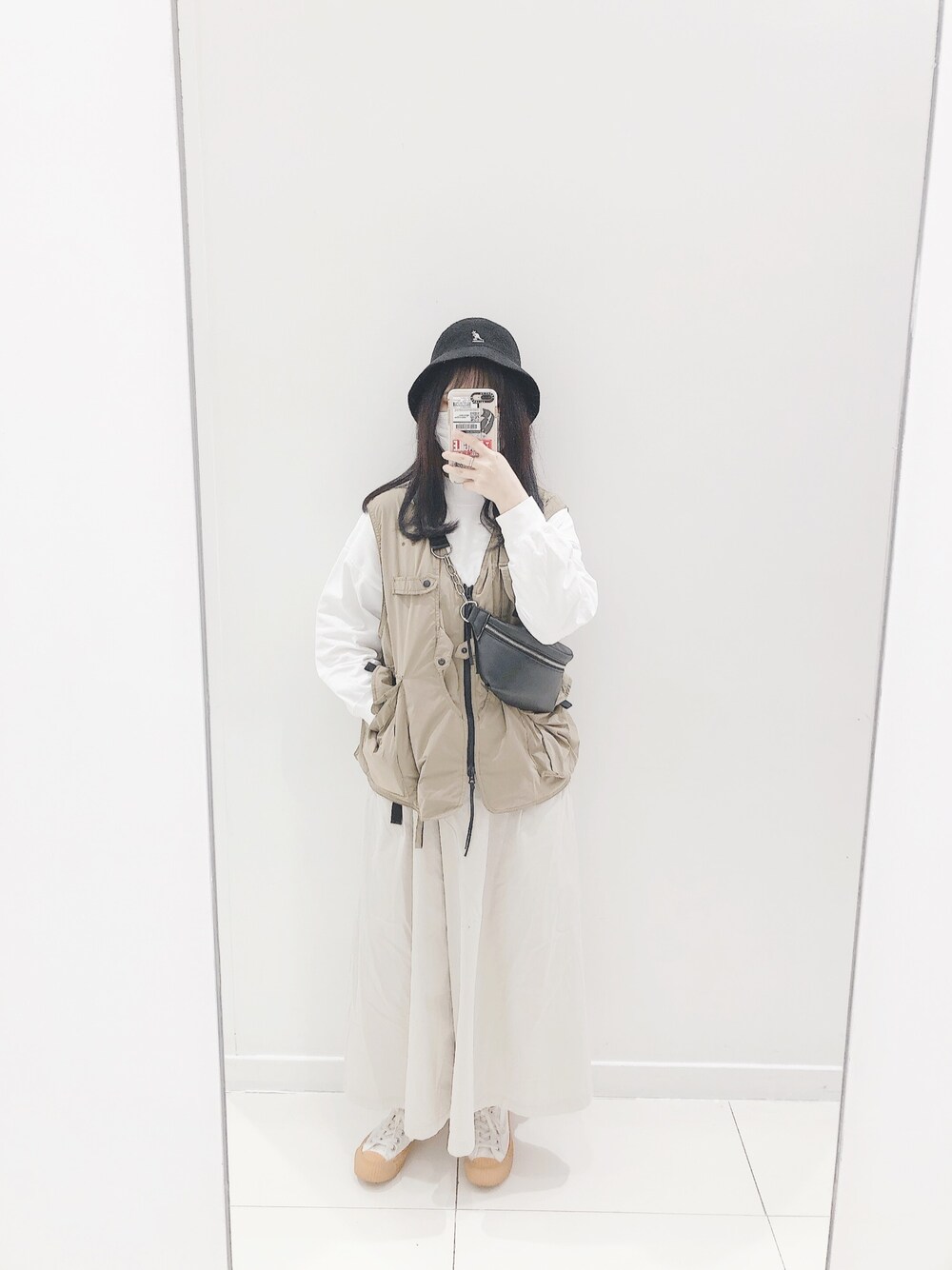 ホワイト系のTシャツ/カットソー、ベージュ系のジャケット/アウター、ベージュ系のスカートを着用したレディースの冬コーディネートの1枚目の写真