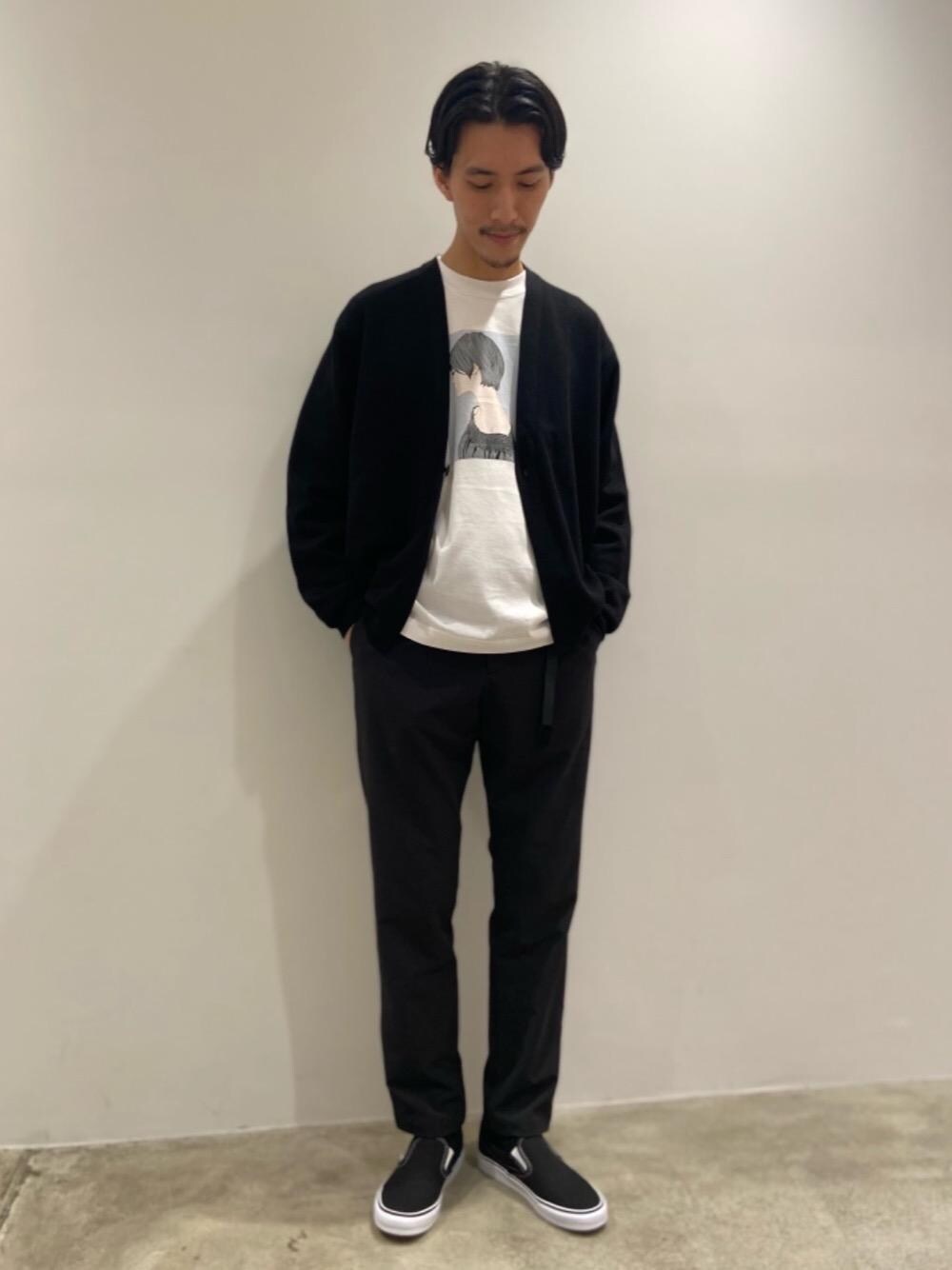 ブラック系のその他パンツ、ブラック系のスニーカー、その他のTシャツ/カットソーを着用したメンズの春コーディネートの1枚目の写真