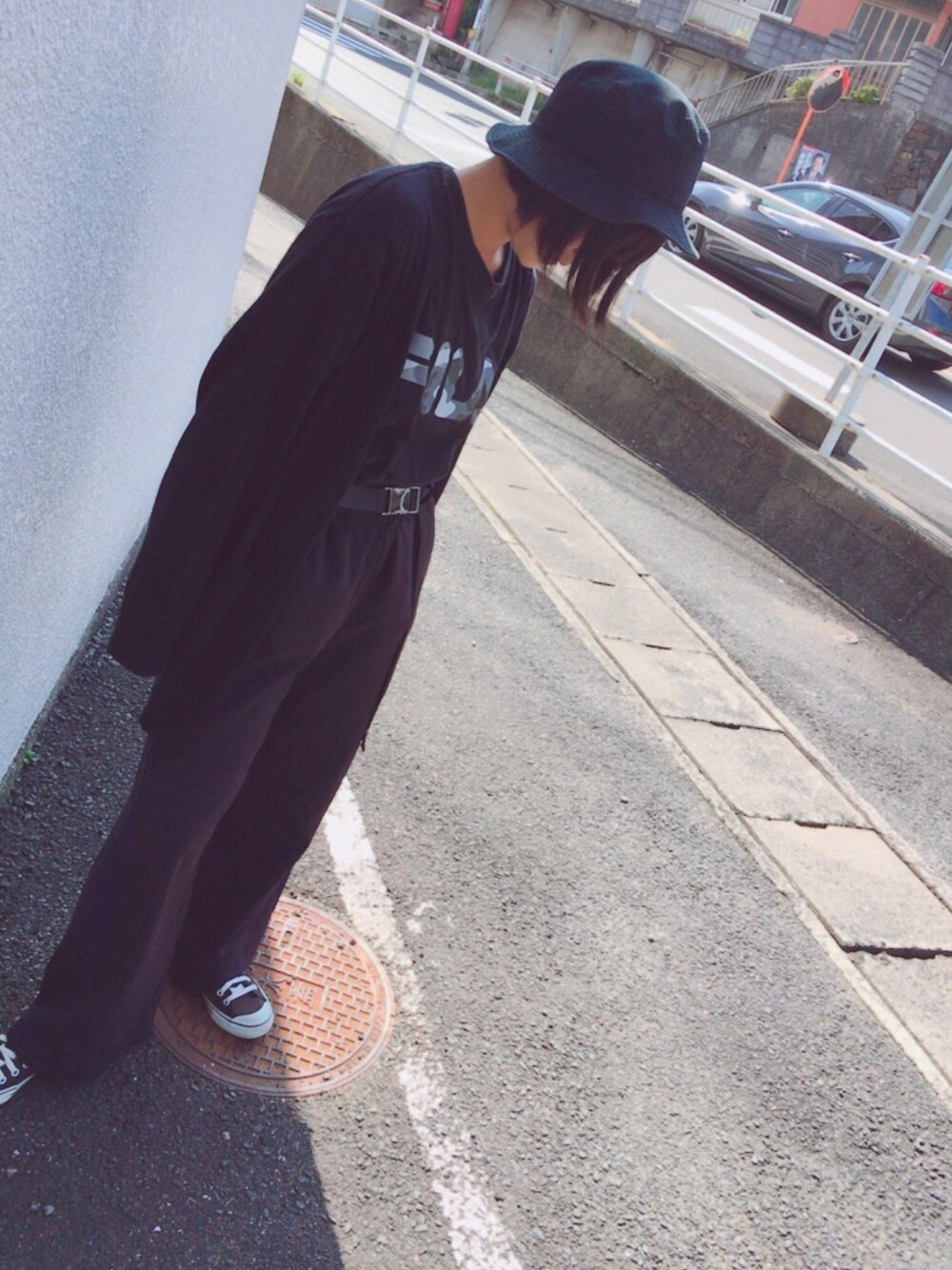 「おしゃれさんと繋がりたい、converse、スニーカーコーデ、ブラックコーデ、ロングカーディガン」｜「サンキューマートのアイテム（ハット、ブラック系）」を使った、かもがわさん（レディース・160cm）の秋コーディネートの1枚目の写真