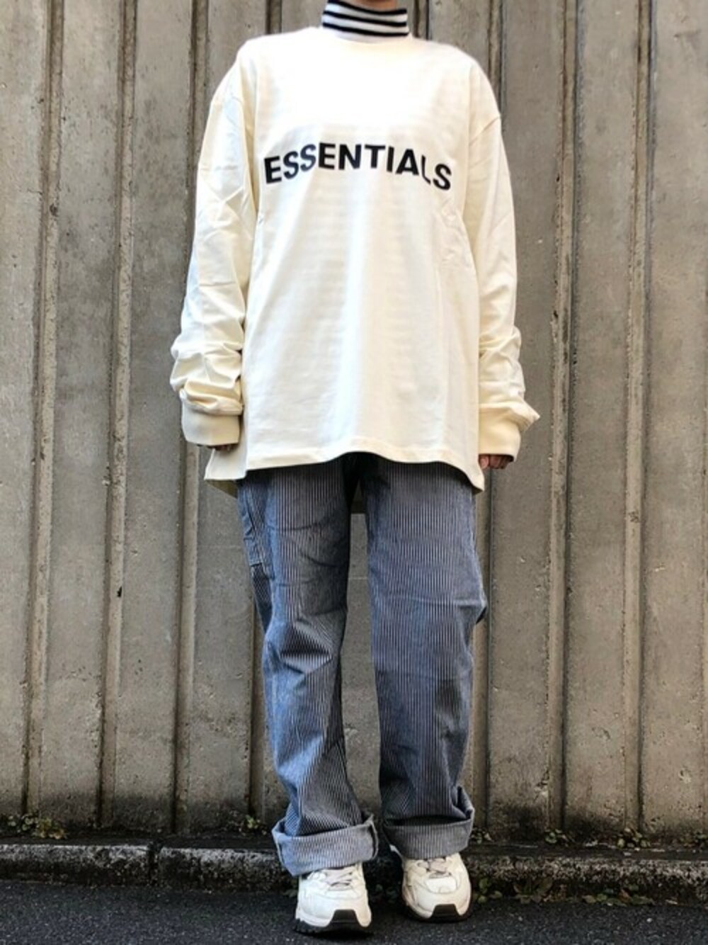 「ロンT、ヒッコリーパンツ、ESSENTIALS、discovery」｜「FOG ESSENTIALSのESSENTIALS/エッセンシャルズ FOGFRONT LOGO LS TEE ロンT（Tシャツ/カットソー、ベージュ系）」を使った、まなえさん（レディース・158cm）の冬コーディネートの1枚目の写真