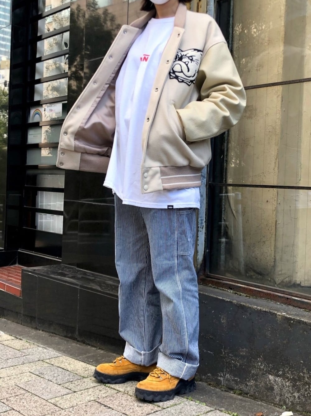 「カジュアル、VANS、ロンT、スタジャン、skookum、relume、ヒッコリーパンツ、NIKE、オーバーサイズ、私の推しブランド」｜「VANSの別注：VANS/ヴァンズ THE ORIGINAL EST.1966 LOGO L/S T-Shirts ロンT（Tシャツ/カットソー、ホワイト系）」を使った、まなえさん（レディース・158cm）の冬コーディネートの1枚目の写真