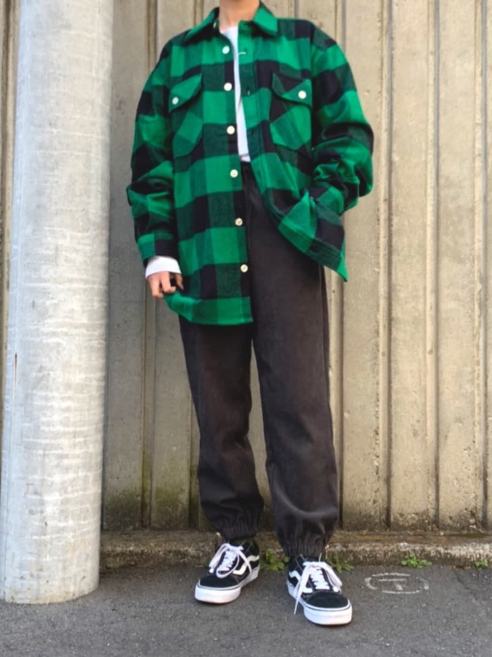 「ネルシャツ、ROTHCO、Champion、ロンT、ZARA、ジョガーパンツ、VANS、スニーカー、oldskool、メンズライク」｜「Championの【Champion Authentic T-SHIRTS】 レディース チャンピオン ビッグシルエット 無地 ロンT/長袖Tシャツ（Tシャツ/カットソー、ホワイト系）」を使った、まなえさん（レディース・158cm）の冬コーディネートの1枚目の写真