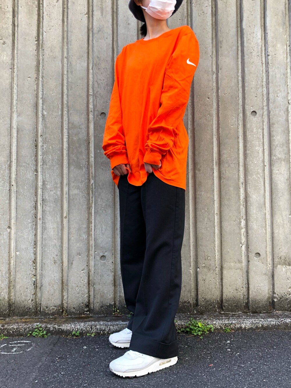 「NIKE、ロンT、オレンジ、シンプル、スニーカーコーデ、ワイドパンツ、ビッグシルエット、ストリート」｜「NIKEのNIKE/ナイキ CORE COTTON L/S TEE ワンポイント ロゴ ロンT/長袖Tシャツ（Tシャツ/カットソー、オレンジ系）」を使った、まなえさん（レディース・158cm）の春コーディネートの1枚目の写真