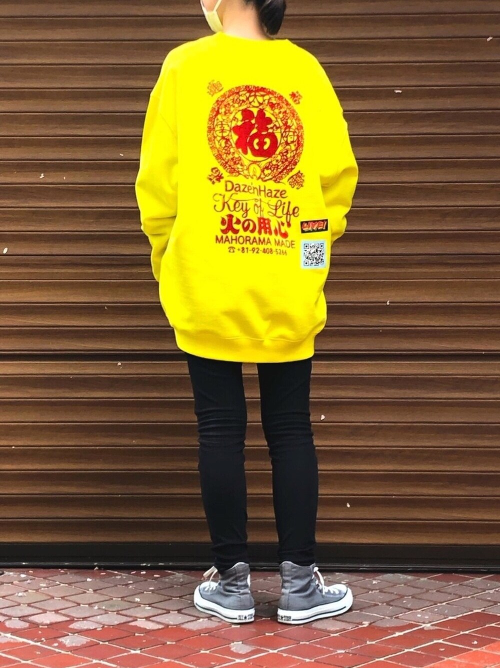 「スウェット、SASQUATCHfabrix、UNIQLO、スキニー、converse、ハイカットスニーカー、春夏コーデ、カジュアルコーデ、スニーカー」｜「ROOPTOKYOのNEW YOAKE POST/ニューヨアケポスト 火の用心スウェット（スウェット、イエロー系）」を使った、まなえさん（レディース・158cm）の春コーディネートの1枚目の写真