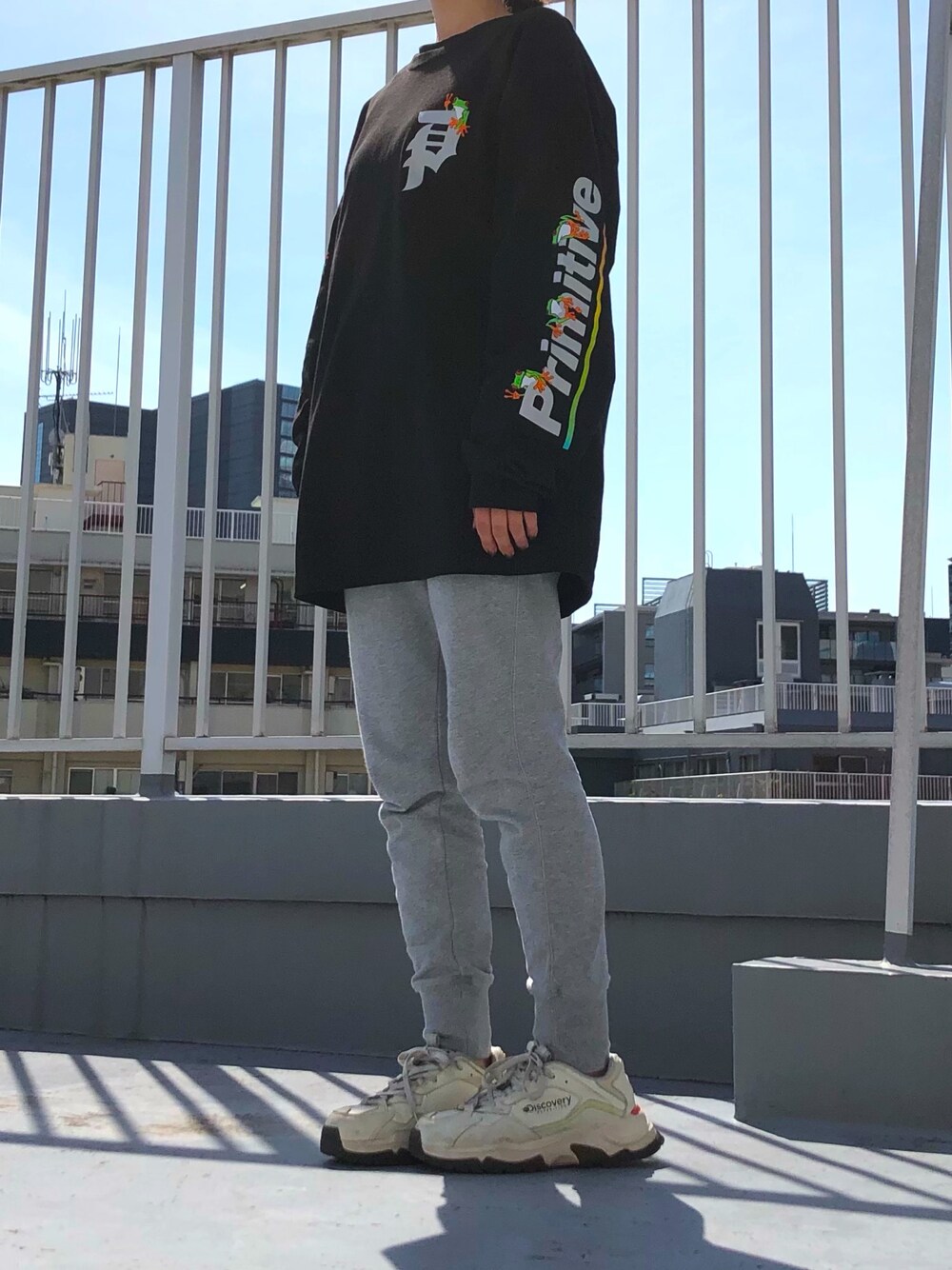 「primitive、ロンT、スウェットパンツ、GU、スニーカー、discovery、パンツスタイル、春コーデ、カジュアル」｜「PRIMITIVEのPRIMITIVE/プリミティブ GAMMA L/S TEE ロンT/長袖Ｔシャツ（Tシャツ/カットソー、ブラック系）」を使った、まなえさん（レディース・158cm）の春コーディネートの1枚目の写真