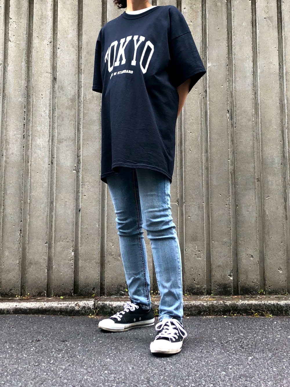 「Tシャツ、カレッジロゴ、スキニーデニム、コンバース、ラフコーデ、パンツスタイル、春コーデ、プチプラ、シンプル、デニムコーデ」｜「made in standard のMADE IN STANDARD/メイドインスタンダード TOKYO カレッジロゴTシャツ（Tシャツ/カットソー、ブラック系）」を使った、まなえさん（レディース・158cm）の春コーディネートの1枚目の写真