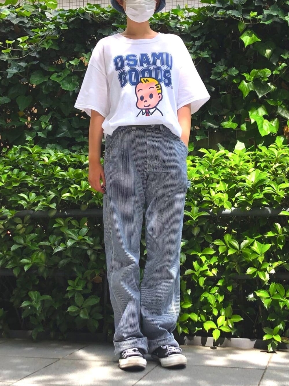 「OSAMU GOODS、Tシャツ、ROOPTOKYO、プリントT、ヒッコリーパンツ、BEAMS、converse、スニーカー、カジュアルコーデ、ビッグシルエット」｜「OSAMU GOODSのOSAMUGOODS 男の子 Tシャツ（Tシャツ/カットソー、ホワイト系）」を使った、まなえさん（レディース・158cm）の夏コーディネートの1枚目の写真