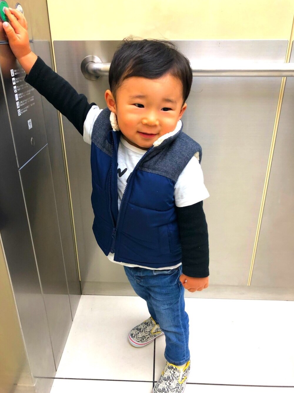「キッズコーデ、秋のコーデ」｜「UNIQLOのアイテム（Tシャツ/カットソー、ブラック系）」を使った、yuki☆さん（キッズ・80cm）の秋コーディネートの1枚目の写真