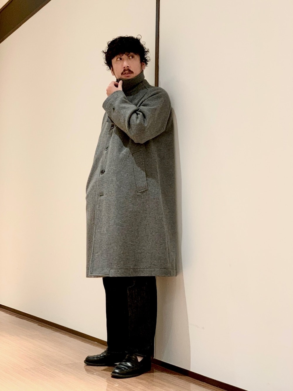 「今日のコーデ、オトナカジュアル、おしゃれさんと繋がりたい、キレイめ、グレー、アーバンリサーチ、オーラリー、AURALEE」｜「URBAN RESEARCHのウールメルトンバルカラーコート（ステンカラーコート、グレー系）」を使った、moriyamaさん（メンズ・172cm）の冬コーディネートの1枚目の写真