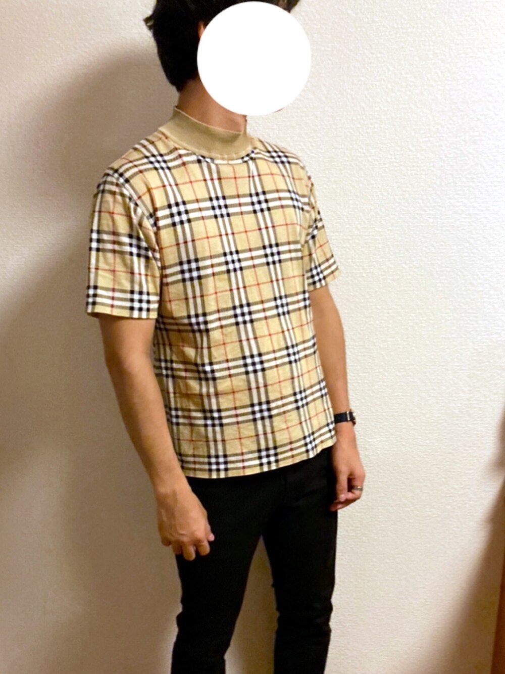「burberry、BURBERRYチェック、スキニーパンツ、ダニエルウェリントン、リング、Tシャツ、秋コーデ、ラブアンドピース2020、シンプルコーデ、ベージュ」｜「BURBERRYのアイテム（Tシャツ/カットソー、ベージュ系）」を使った、まちゅ〜さん（メンズ・173cm）の秋コーディネートの1枚目の写真