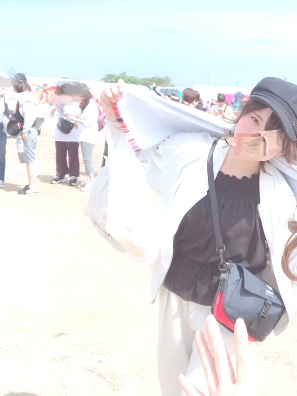 「夏フェス、フェススタイル、METROCK、メトロック、summer、ラフ、ライブ、パンツスタイル、楽チンコーデ、低身長コーデ」｜「anelloのanello/アネロ　高密度杢調ポリ多収納ミニショルダー（ショルダーバッグ、ブルー系）」を使った、inoさん（レディース・154cm）の春コーディネートの1枚目の写真